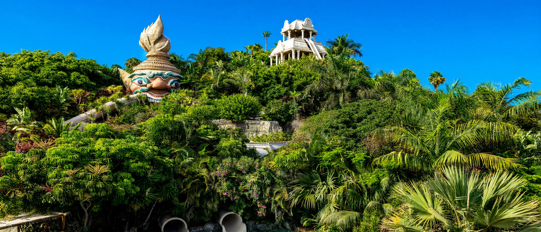 Vegetación tropical y arquitectura de Siam Park